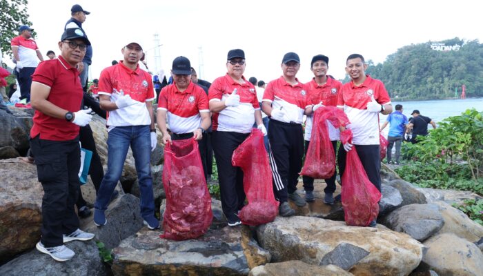 Ketua DPRD Sumbar Berharap Kegiatan Bersih-bersih di Pantai Padang Dijadikan Agenda Rutin Minimal Tiga Bulan Sekali