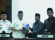 DPRD Bukittinggi dan Pemko Bukittinggi Tandatangani KUA-PPAS Perubahan dan RPJMD 2025-2029, Serta Serahkan Buku Laporan Pertama 2024-2029 ke Wali Kota