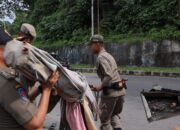 Satpol PP Padang Kembali Tertibkan Pedagang yang Jualan di Trotoar