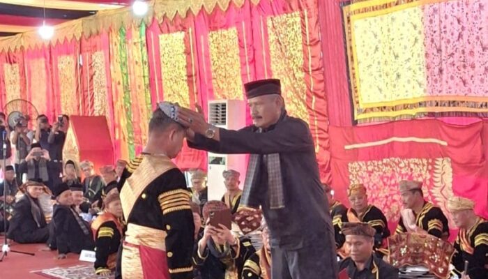 Ketua LKAAM Sumbar Fauzi Bahar Dikukuhkan Jadi Datuak Sati