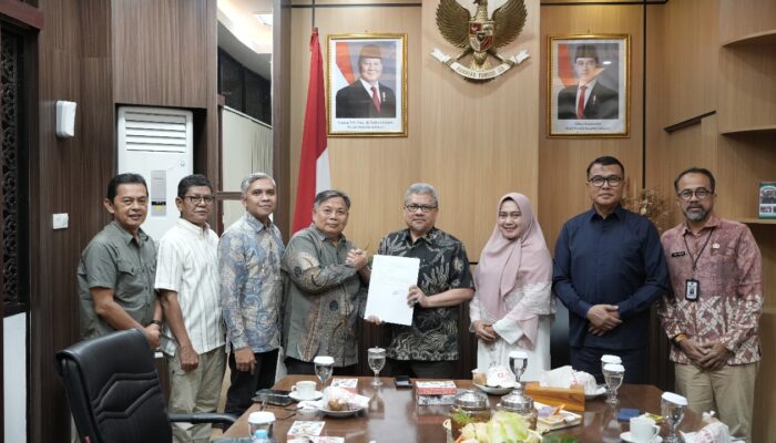 Pansel KPID Sumbar Serahkan Dokumen Hasil Psikotes Calon Komisioner ke Ketua DPRD Sumbar