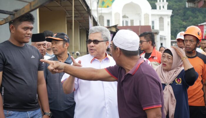 Ketua DPRD Sumbar Muhidi Serahkan Bantuan, Duka Korban Kebakaran di Pemancungan Sedikit Terobati