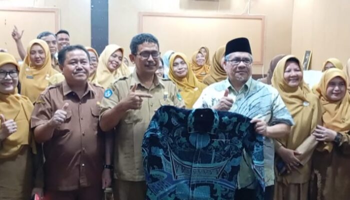 Ketua DPRD Sumbar Muhidi Serahkan Bantuan Baju Batik untuk Guru SMAN 10, SMAN 1, SMAN 2 dan SMAN 3 Padang