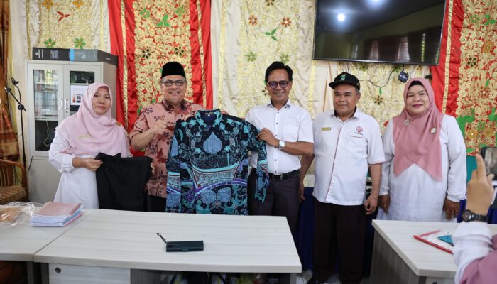 Ketua DPRD Sumbar Muhidi Tekankan Pentingnya Guru Konselor dan Serahkan Bantuan Baju Batik untuk Tiga SMA di Padang