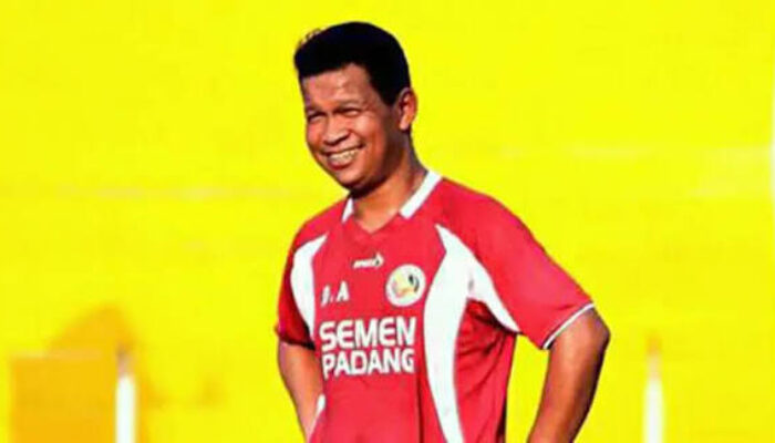 Delfi Adri Bakal Dampingi Dejan Latih Semen Padang