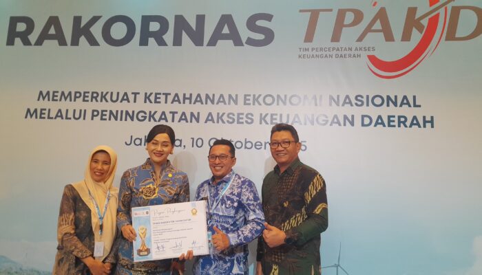 Lawan Rentenir, Tanah Datar Terima Penghargaan OJK