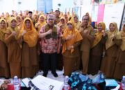 Ketua DPRD Sumbar Muhidi Apresiasi Guru SMAN 4 Padang dan Serahkan Ratusan Baju Batik Sebagai Dukungan Moral