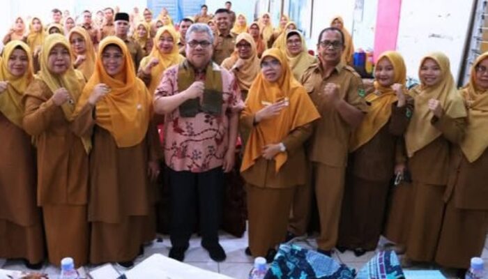 Ketua DPRD Sumbar Muhidi Apresiasi Guru SMAN 4 Padang dan Serahkan Ratusan Baju Batik Sebagai Dukungan Moral