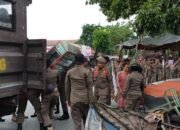 Lapak Pedagang di Joni Anwar Dibongkar Satpol PP Padang