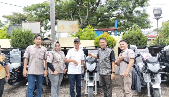Wakil Ketua DPRD Sumbar Evi Yandri Serahkan 10 Unit Bentor ke Kelompok Lembaga Pengelolaan Sampah di Padang