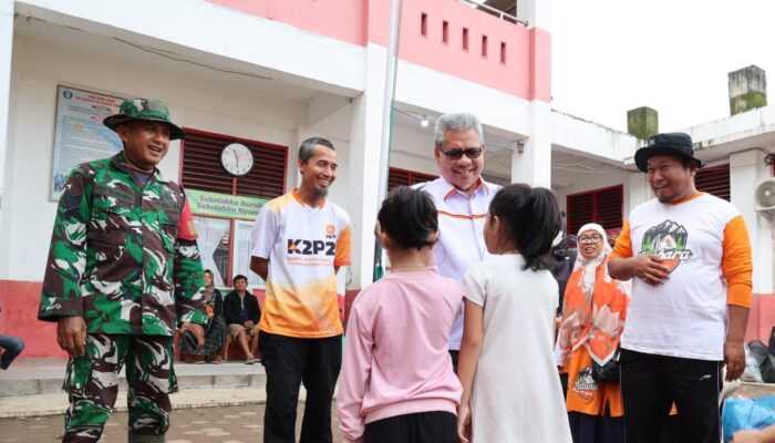 Prioritaskan Anak-Anak, Ketua DPRD Sumbar Muhidi Tinjau Posko Pengungsian SDN 02 Cupak Tangah