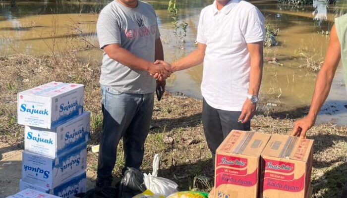 Akses Jalan Darat Lumpuh, Anggota DPRD Sumbar Ridwan Dt Tumbijo Manfaatkan Jalur Laut Antar Bantuan ke Labuhan