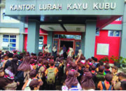 Usia Dini Generasi Gemilang : Pelajar SDN 02 Percontohan Melaksanakan Kegiatan Kokurikuler di Kantor Kelurahan Kayu Kubu