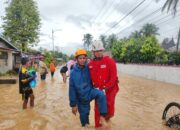 Hadang Derasnya Banjir, Relawan PMI Evakuasi Warga yang Terjebak