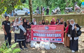 KPPI Sumbar Serahkan Bantuan, Armiati: Pemerintah Harus Siapkan Data Warga Terdampak Banjir