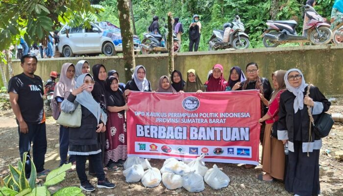 KPPI Sumbar Serahkan Bantuan, Armiati: Pemerintah Harus Siapkan Data Warga Terdampak Banjir