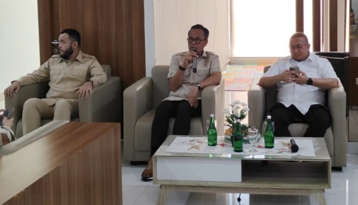 Begitu Mendarat di Padang, Dony Oskaria Langsung Menggelar Rapat Membahas Bantuan Banjir