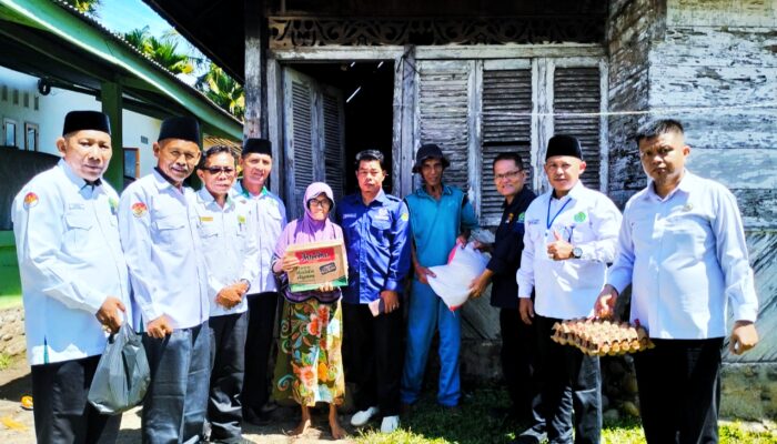 Kemenag Kabupaten Pesisir Selatan Salurkan Paket Sembako pada Siswa Madrasah Terdampak Banjir di Daerah Itu