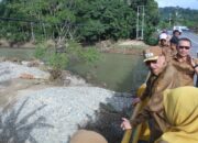 Pastikan Kondisi Lapangan Akibat Banjir, Bupati Pessel Tinjau Infrastruktur yang Rusak di Lengayang dan Ranah Pesisir