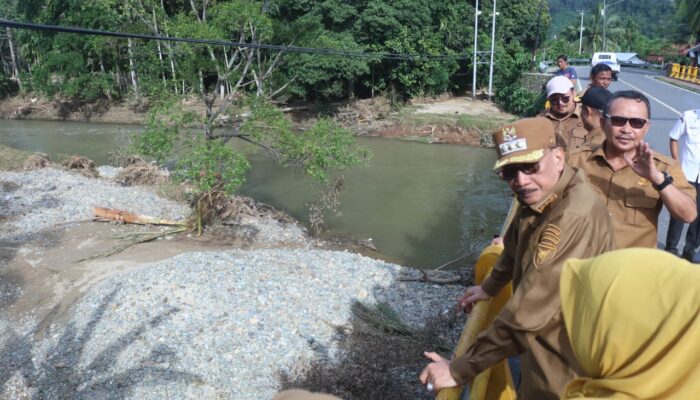 Pastikan Kondisi Lapangan Akibat Banjir, Bupati Pessel Tinjau Infrastruktur yang Rusak di Lengayang dan Ranah Pesisir
