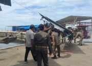 Satpol PP dan Dinas Pariwisata Tertibkan PKL di Kawasan Batu Malin Kundang