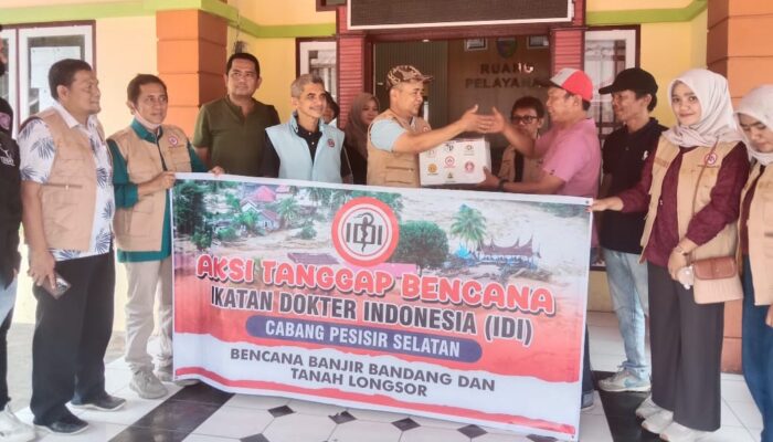 IDI Pesisir Selatan Bersama PAPDI Sumatera Barat Salurkan Bantuan Kemanusiaan di Bayang Utara