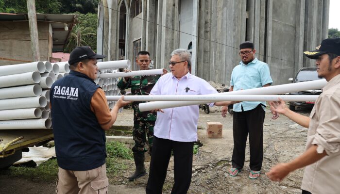 Ketua DPRD Sumbar Serahkan Bantuan Pipa Air di Sipinang Palembayan untuk Pulihkan Akses Air Bersih yang Rusak Pascabanjir