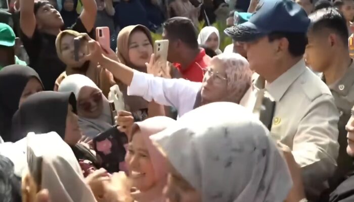 Presiden Prabowo Kunjungi Palembayan, Anak-anak Korban Banjir Bandang Berebut Bersalaman