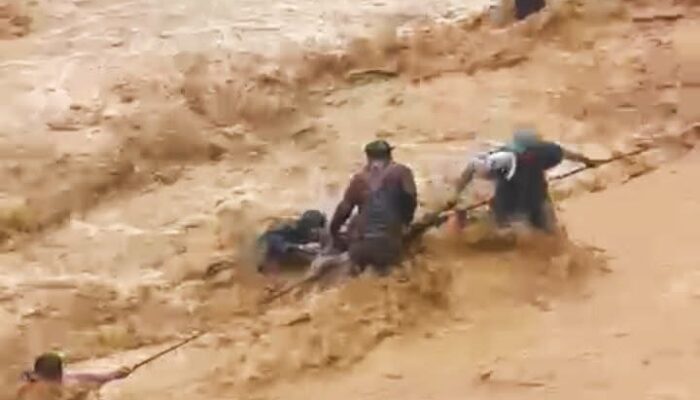 12 Warga di Batu Busuk Dievakuasi, Dua Sempat Hanyut