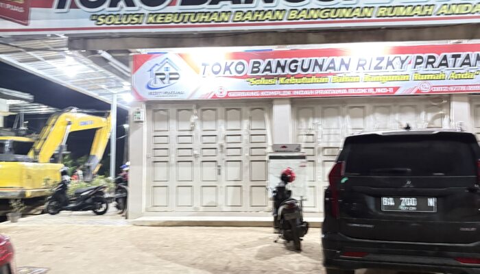 Juga Korban Banjir, Namun Toko Bangunan Risky Pratama Tetap Sumbangkan Sebagian Harta