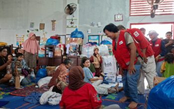 Komeng dan PMI Datang, Duka pun Berubah Tawa di Pengungsian Korban Banjir Padang