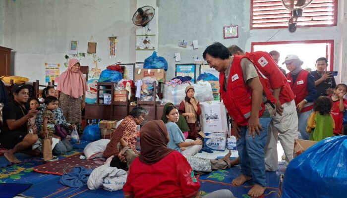 Komeng dan PMI Datang, Duka pun Berubah Tawa di Pengungsian Korban Banjir Padang