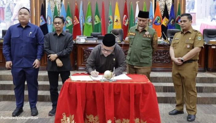 DPRD Sumbar Sahkan Perda tentang Kemudahan Berusaha dan Perda tentang Fasilitasi Penyelenggaraan Pesantren