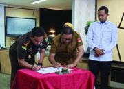 Wali Kota Bukittinggi Ramlan Nurmatias Tandatangani MoU Pelaksanaan Pidana Kerja Sosial