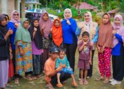 Serahkan Bantuan, Ketua BKOW Sumbar Semangati Warga Terdampak Bencana di Agam