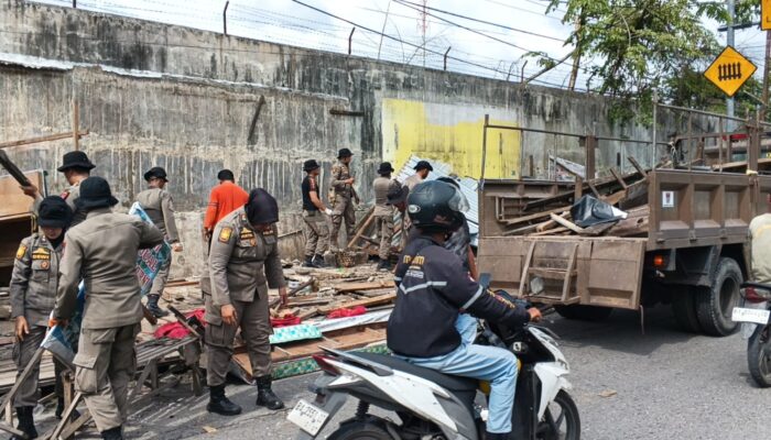 Tak Indahkan Teguran, 5 Bangunan Liar di Padang Dibongkar Paksa