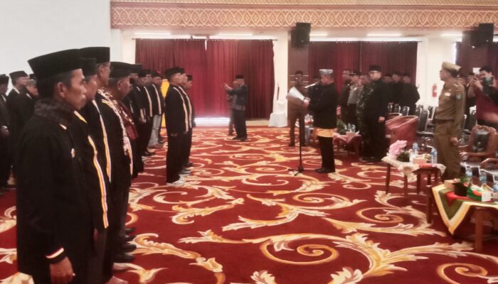 Fauzi Bahar Kukuhkan Syafrizal Ucok Sebagai Ketua LKAAM Kabupaten Pesisir Selatan Periode 2025-2030