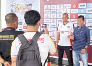 Manejer PSP Padang, Indra Yunaidi bersama pelatih kepala Joni Efendi dan kapten tim Agung Wijaksono saat diwawancari tim media