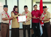 Wawako Bukittinggi Ibnu Asis : Serahkan Penghargaan Kepada Gudep Gerakan Pramuka Kota Bukittinggi