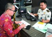 Wakil Wali Kota Bukittinggi Ibnu Asis, S.TP Customer Pertama Pelayanan Imigrasi di MPP Bukittinggi