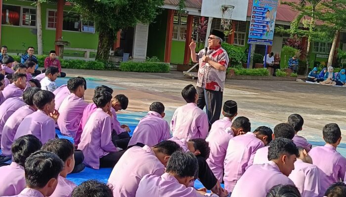 Ketua DPRD Sumbar Muhidi Ajak Pelajar SMAN 8 Padang Menjadi Generasi Sukses Dunia dan Akhirat