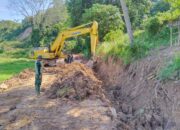 Pembangunan Jalan Program TMMD ke-127 di Nagari Talaok Bayang Masuki Tahap Merapikan Parit Drainase