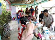 Relawan PMI Jalan Kaki 2 KM untuk Berikan Layanan Kesehatan Gratis