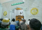Gubernur Mahyeldi Tarawih Perdana di Masjid Muhajirin, Padang