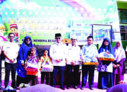 Wakil Wali Kota Bukittinggi Ibnu Asis, S.TP. Secara Simbolis Serahkan Bantuan Seragam Sekolah Untuk Siswa SD dan SMP Swasta