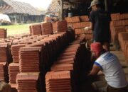 Bersama BRI,  Hena Gian Ubah Tanah Liat jadi Genteng