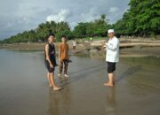 Terjadi Usai Bencana, Hamparan Pasir di Pantai Parkit Ramai Dikunjungi Warga