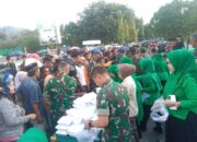 Kodim 0311 Pesisir Selatan Bersama Persit KCK Pessel Berbagi Takjil pada Masyarakat Jelang Berbuka Puasa