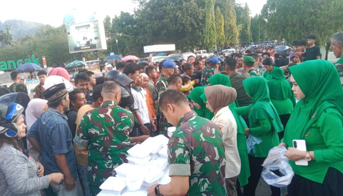 Kodim 0311 Pesisir Selatan Bersama Persit KCK Pessel Berbagi Takjil pada Masyarakat Jelang Berbuka Puasa