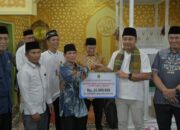 Wagub Sumbar Serahkan Dana Hibah Safari Ramadan di Masjid Raya Taluk Pariaman